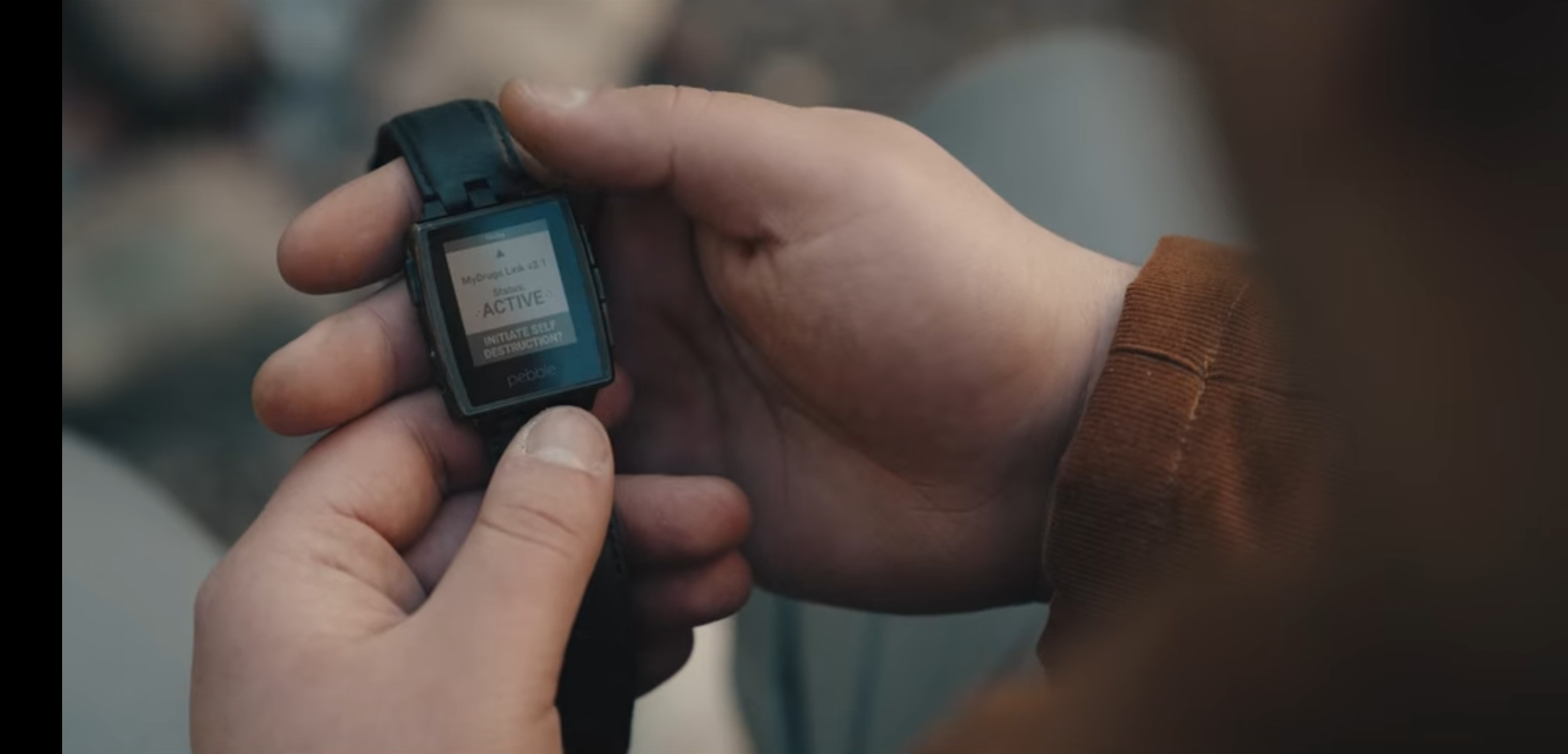 넷플릭스 오덕 드라마 “인터넷으로 마약을 파는 방법” 중 주인공 레니 샌더가 페블을 사용하는 장면. 모델은 pebble steel